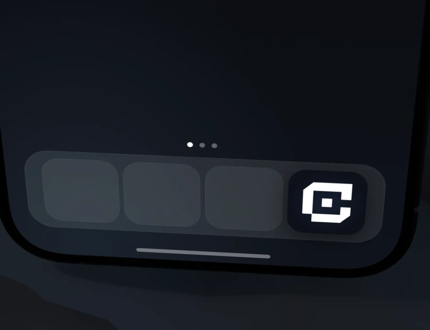 Primer plano del dock de un teléfono con el icono de la app de Caliber junto a las demás.
