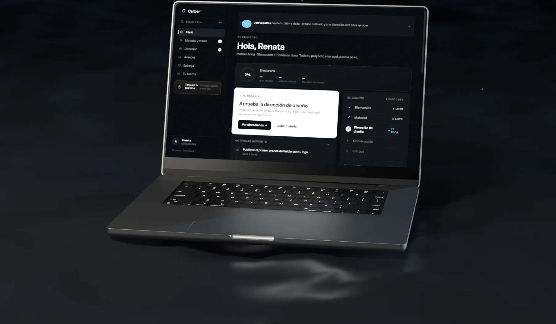 El portal de un proyecto abierto en una computadora: el saludo al cliente, la dirección de diseño esperando su aprobación y el camino de cinco pasos.
